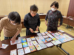 先生方が年賀状を
選んでいる様子の写真