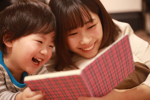 絵本の読み聞かせが子どもに与える効果とは？