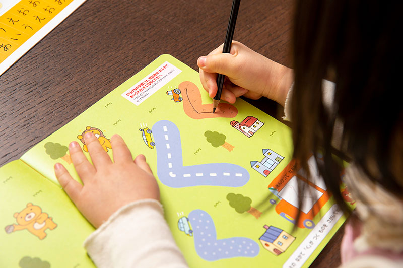 ひらがなを勉強するこども