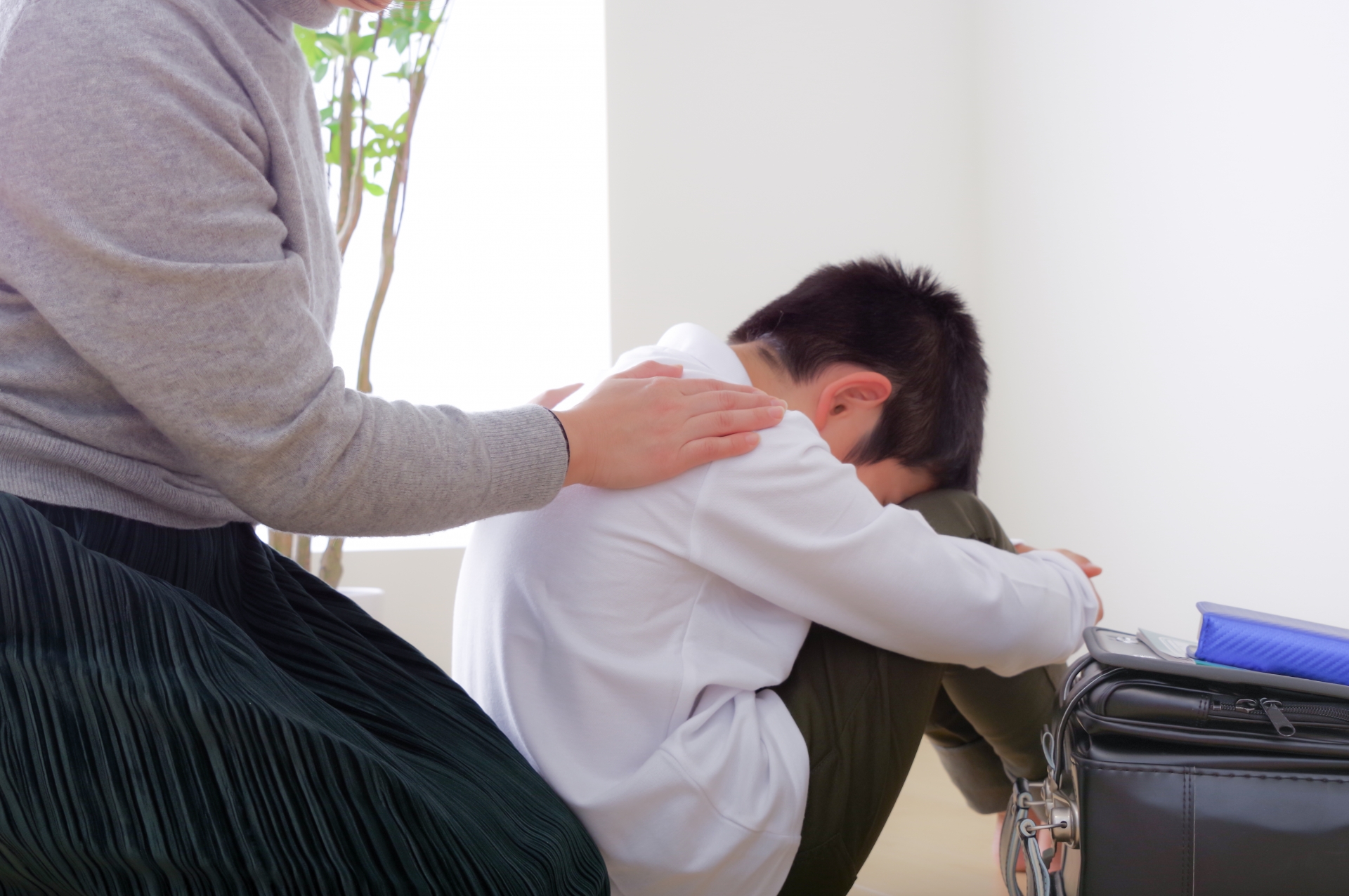 ひらがなを勉強するこども
