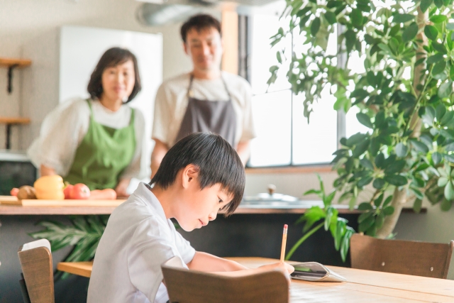 リビング学習をするこども