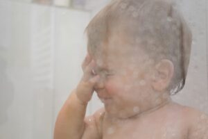 頭からのシャワー 顔に水がかかる　嫌がる