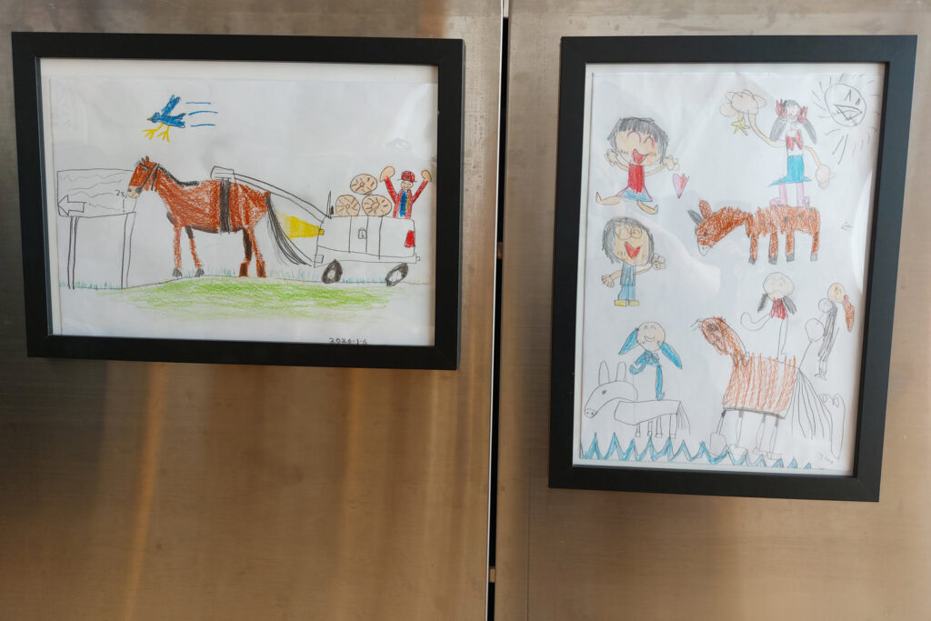 小森羊仔先生のお子さん二人が描いた絵の写真。ウマの絵。