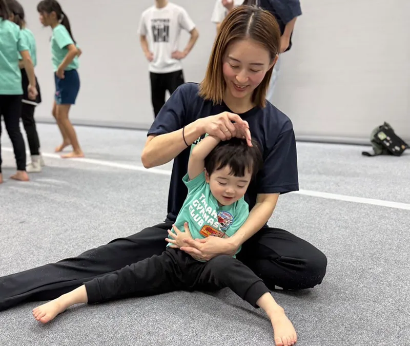 親子　一緒に　ストレッチ　