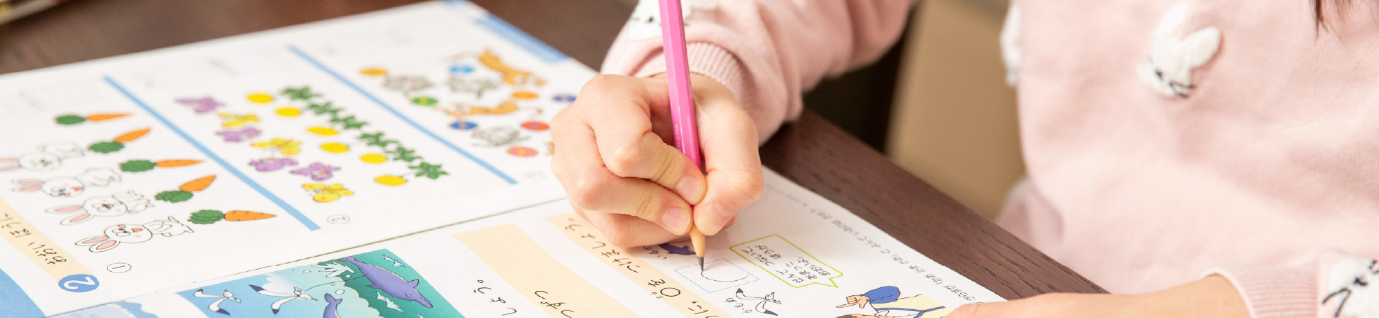 紙教材で学習する小学生の様子